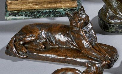 Louis RICHE (1877-1949) Chat allongé Epreuve en bronze à patine brune. Signée. Cachet...