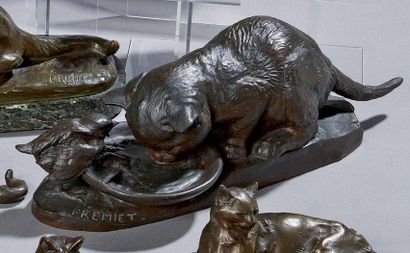 Emmanuel Fremiet (1824-1910) Chat et moineau Epreuve en bronze à patine brune. Signée....
