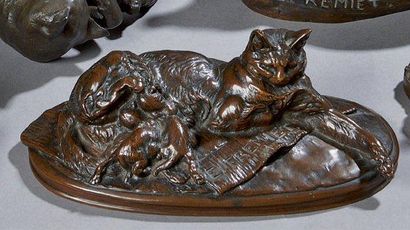 Emmanuel Fremiet (1824-1910) Chatte et ses petits Epreuve en bronze à patine brune....