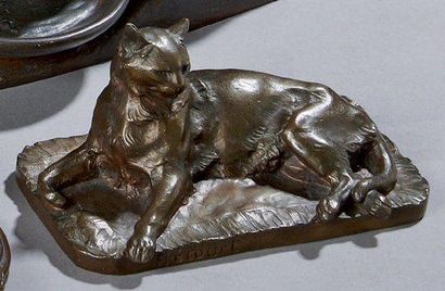 Maurice FRÉCOURT (1890-?) Chat allongé Epreuve en bronze à patine brune. Signée....