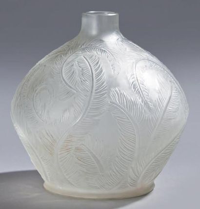 RENE LALIQUE (1860-1945) Vase «Plumes» (1920). Epreuve en verre moulé pressé satiné...