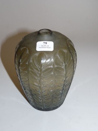 RENE LALIQUE (1860-1945) Vase «Tournai» (1924). Epreuve en verre gris (infimes éclats...