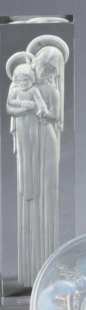 RENE LALIQUE (1860-1945) Vierge à l'enfant (1934). Sujet en verre moulé pressé satiné...