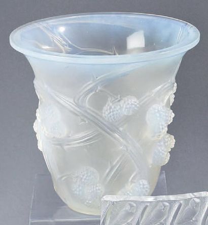 RENE LALIQUE (1860-1945) Vase «Mûres» (1930). Epreuve en verre légèrement opalescent...