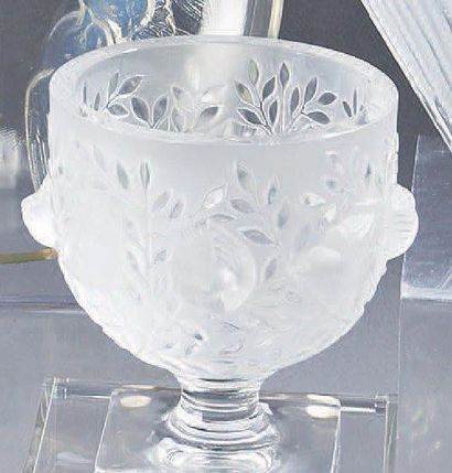 CRISTAL LALIQUE Vase «Elizabeth». Epreuve en cristal moulé pressé satiné mat et brillant....