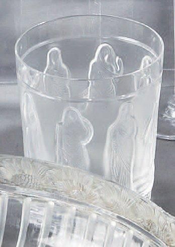 CRISTAL LALIQUE Gobelet «Femmes Antiques». Epreuve en cristal moulé pressé satiné...