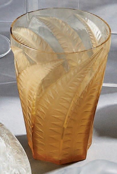RENE LALIQUE (1860-1945) Gobelet «Jaffa» (1931). Epreuve en verre ambré moulé pressé...