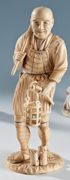 JAPON - Epoque MEIJI (1868 - 1912) Okimono en ivoire, paysan de bout portant un panier...