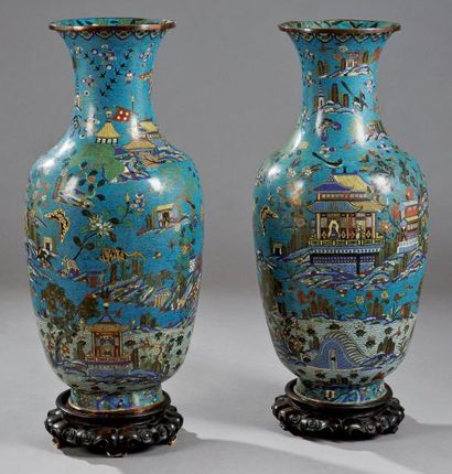CHINE - XIXe siècle Paire de grands vases balustres à col évasé en cuivre doré et...