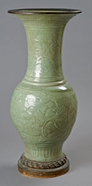 CHINE - Epoque MING (1368 - 1644) Grand vase de forme "yanyan" en grès émaillé céladon...