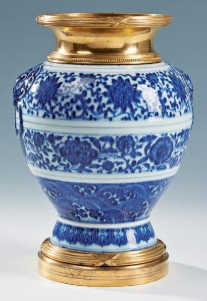 CHINE - Epoque QIANLONG (1736 - 1795) Vase de forme balustre en porcelaine décorée...