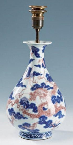 CHINE - XIXe siècle Vase de forme "yuhuchunping" en porcelaine décorée en bleu et...