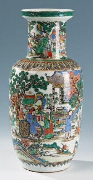 CHINE, Canton - Fin du XIXe siècle Vase de forme rouleau en porcelaine décorée en...