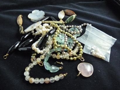 null LOT DE BIJOUX comprenant: sept colliers et deux pendentifs ornés de perles de...