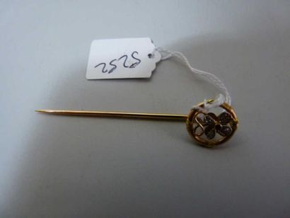 null Une épingle de cravate en or à décor d'un trèfle (accident). Poids: 1.4 g