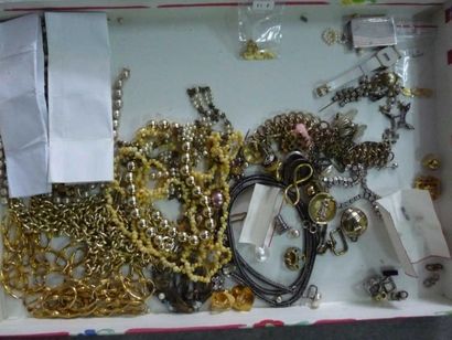 null Lot de bijoux fantaisie:colliers, perles, broches, bagues, colliers, bracelets...