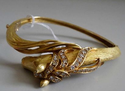 JP BELLIN Bracelet rigide en or à l'imitation du crin avec une tête de cheval à crinière...