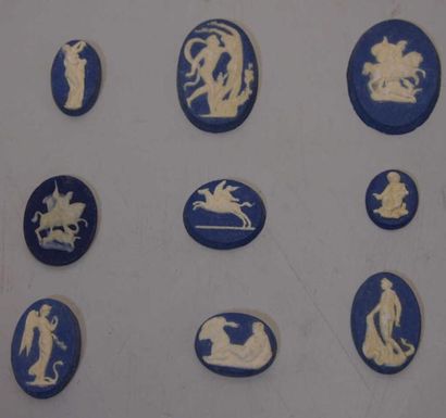 null Lot de médaillons en biscuit de céramique décorés en relief de scènes à l'antique...