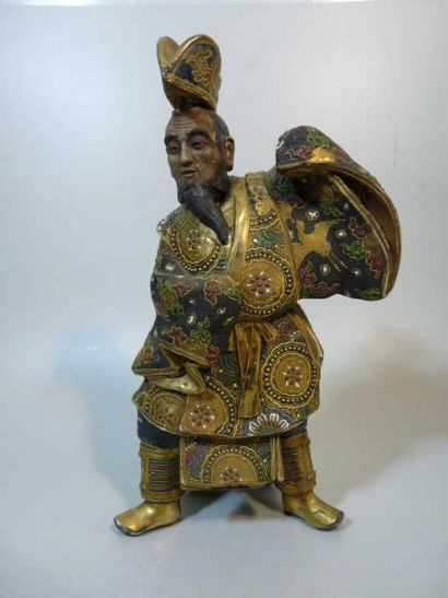JAPON Guerrier en céramique à décor polychrome et or Satsuma. Hauteur: 41 cm