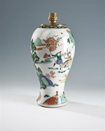 CHINE - XIXe siècle Vase de forme balustre en porcelaine décorée en émaux polychromes...