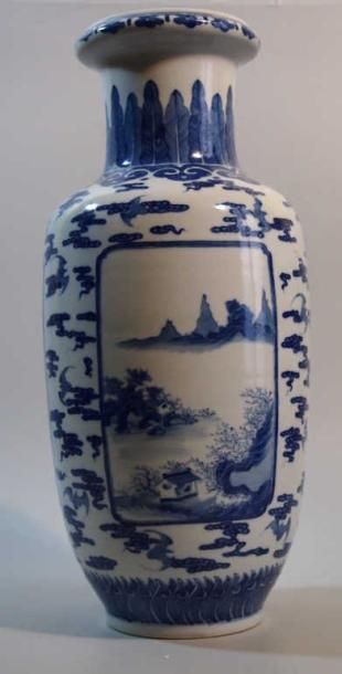 CHINE Grand vase à décor blanc bleu à décor de deux grand cartouches avec paysages...