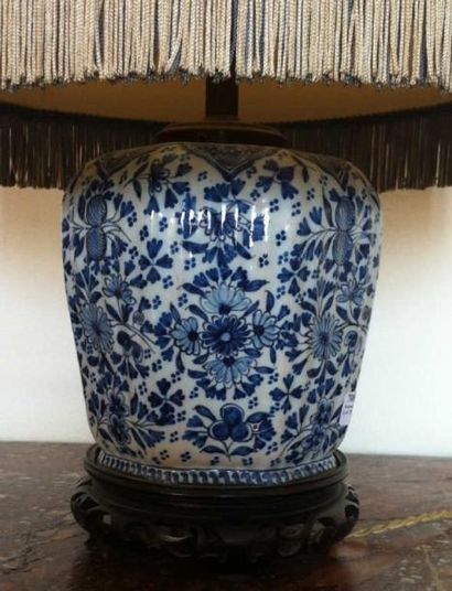 null Vase en porcelaine de Chine monté en lampe fond percé, à décor polychrome de...