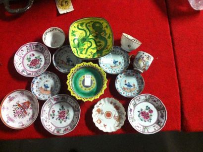 null ENSEMBLE en porcelaine chinoise à décor polychrome: neuf soucoupes, deux sorbets,...