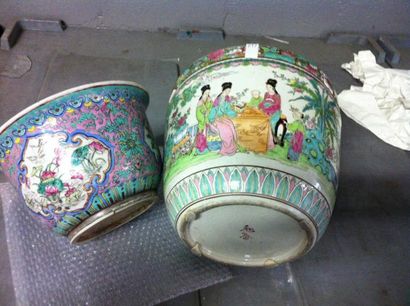 CACHE POT et AQUARIUM en porcelaine à décor polychrome dans le goût de la Chine....