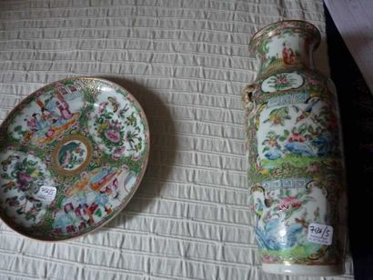 CANTON Vase tubulaire et une assiette porcelaine polychrome, égrenure au col. - CANTON:...