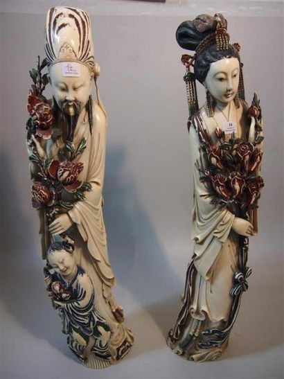 CHINE Couple en ivoire polychrome tenant des fleurs. H. 55 cm. Début XXe