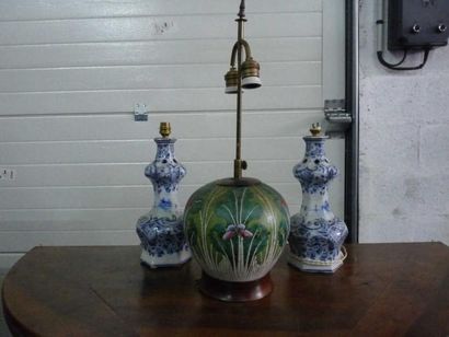 Chine et Delft Pot à gingembre en porcelaine et paire de vases brule parfum. accident...