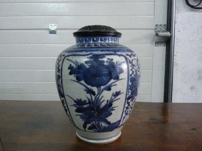 CHINE Vases en porcelaine, décorés en bleu sous couverc de fleurs dans des médaillon...