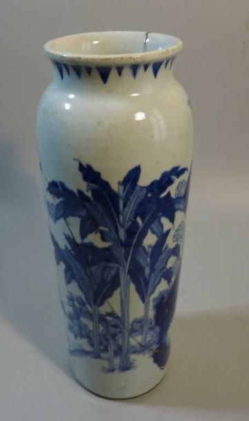 CHINE Grand vase en porcelaine bleu blanc à décor de scènes animées et végétation....