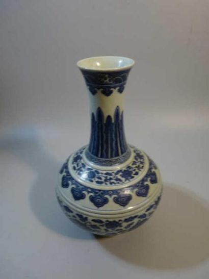 CHINE Vase balustre à décor blanc bleu de fleurs et guirlandes de fleurs. Fond percé....