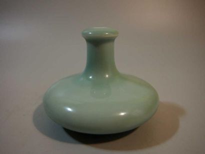 CHINE Vase toupie en céramique sous couverte céladon. H: 10 cm