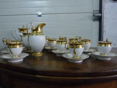 PARIS Partie de service à thé en porcelaine blanc et or.comprenant pot à lait, unthéière,...
