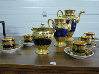 PARIS Partie de service à thé en porcelaine à décor bleu et or de guirlandes de lauriers...