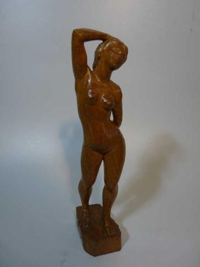 ANONYME Femme debout Sculpture en bois taille directe. H: 32 cm