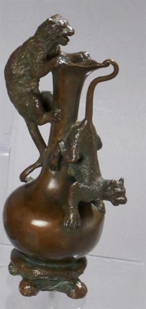 Christophe FRATIN (1801-1864) Vase aux chats. Epreuve en bronze. Signée. Cachet fondeur....