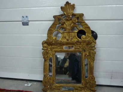 null Petit miroir à parecloses, en bois doré sculpté surmonté d'un fronton ajour...