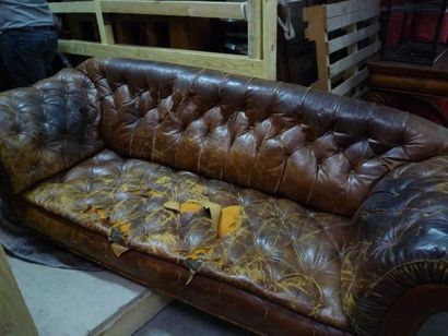 null Important canapé chesterfield, 82 x 220 cm. Accident