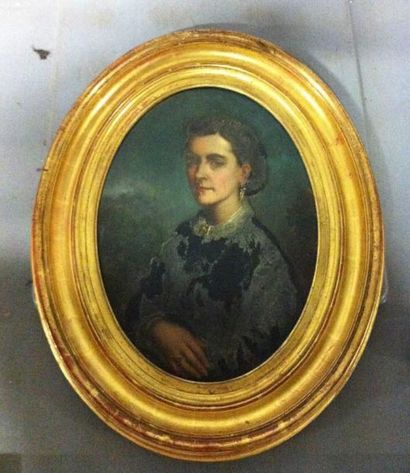 Ecole FRANCAISE de la fin du XIXème siècle Portrait de femme Huile sur panneau ovale,31x22,5...