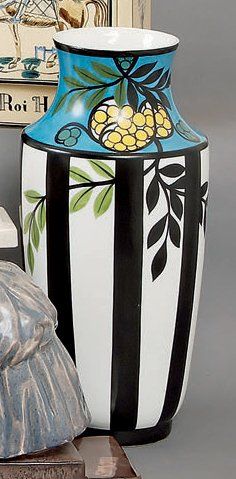 SÈVRES Important vase balustre en porcelaine, décor alterné de bandes et de motifs...