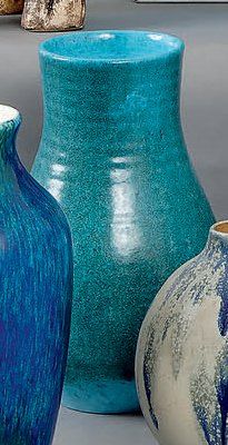 ACCOLAY Vase balustre à corps cannelé, émail vert piqueté de noir sur fond turquoise...
