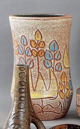 ACCOLAY Important vase en faïence à décor floral incisé, émaux turquoise, orangés...