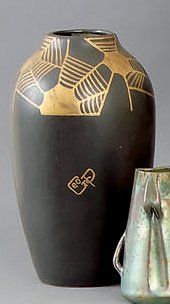 POINTU Vase ovoïde en faïence, décor de toile d'araignée or, fond brun sombre, SMI...