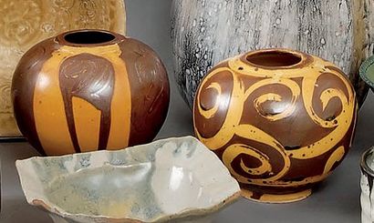 TAIZE Deux petits vases boule en grès à décor sur ocre sur fond brun de volutes et...