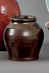 BERTRAND Vase pansu à petit col ourlé, émail brun piqueté, SMI ''Bertrand W 76''...