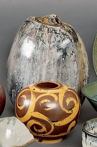 Gisèle BUTHOD-GARCON Vase ovoïde couvert cuisson rakou, coulures d'émail noir, rose...