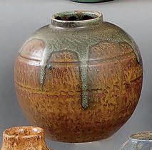 null Vase boule en grès, bande centrale incisée, décor de coulures bronze sur fond...